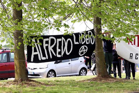 vetrine rotte gucci|Arresti e misure per 18 anarchici per le bombe carta e le vetrine .